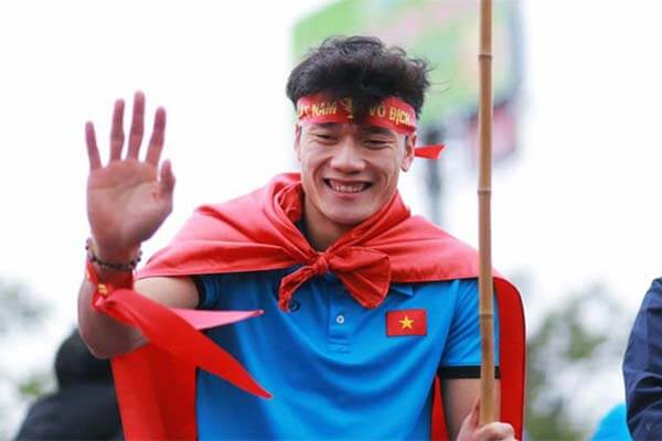 un jeun homme dire bonjour en vietnamien