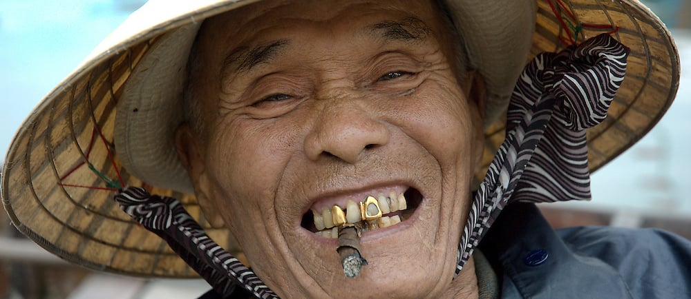 vieux monsieur vietnamien fumer