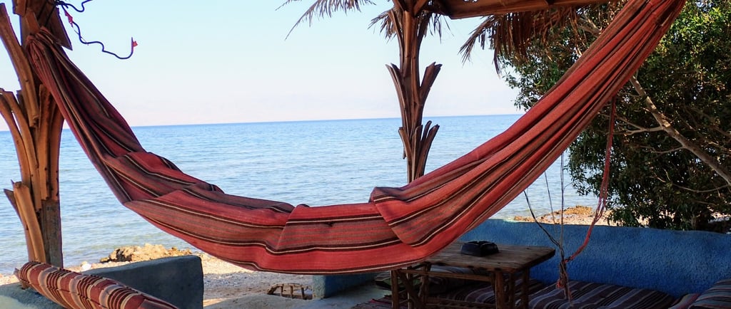 Ser på havet fra vår populære bungalow med delt bad i første linje