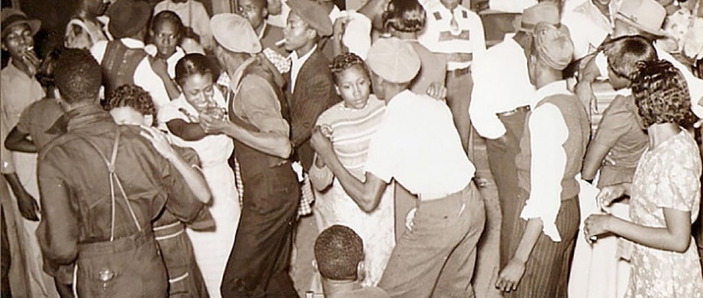 Photo of juke joint in Mississippi, early 20th century.
