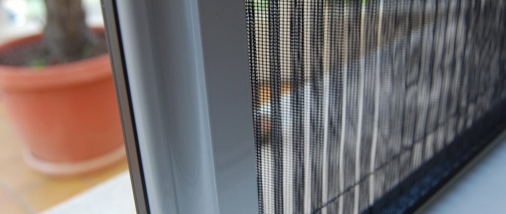 moustiquaire sur fenêtre PVC et Alu