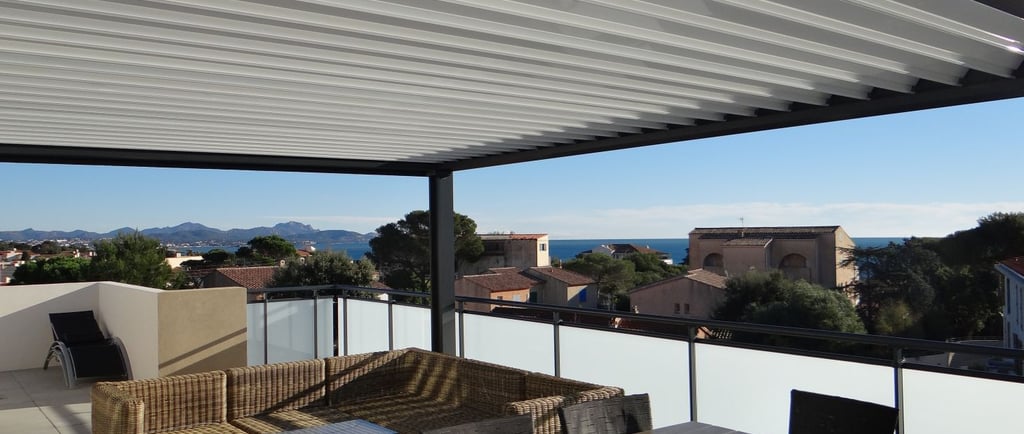 pergola bioclimatique à lames orientables AKS ALU Carnoux en Provence