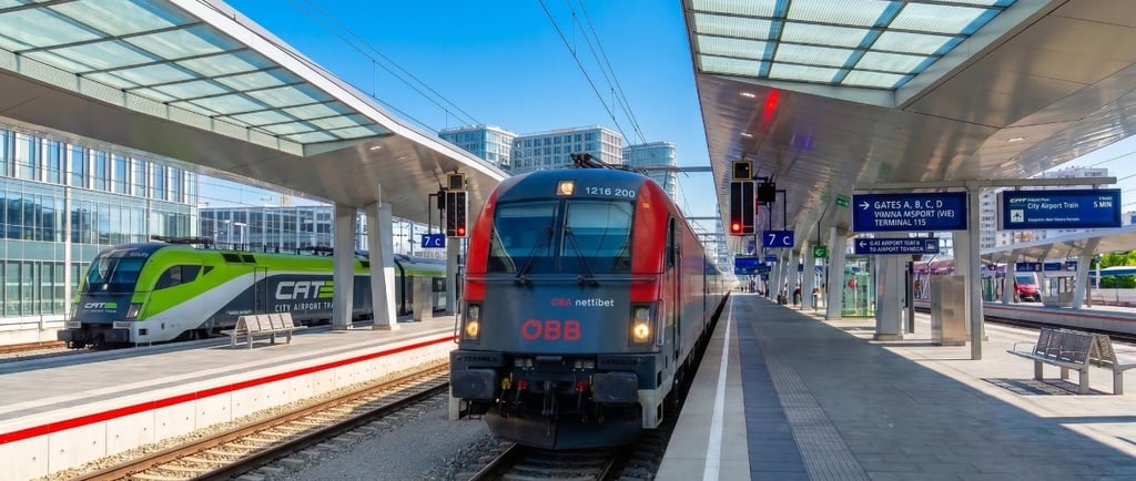 Tren de alta velocidad ÖBB Railjet estacionado en el andén de la Estación Central de Viena con viaje