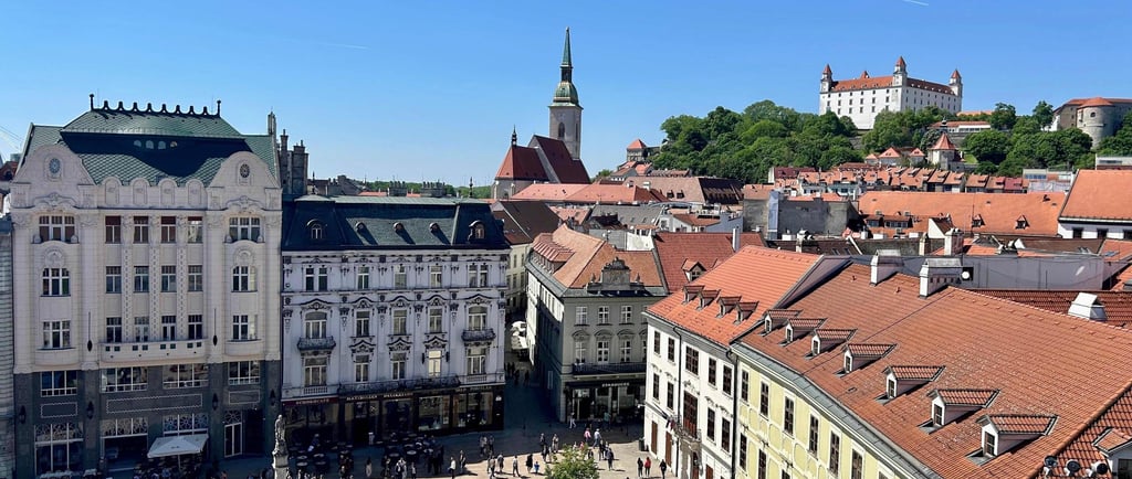 Vista panorámica de la plaza principal del centro histórico de Bratislava, Eslovaquia, catedral