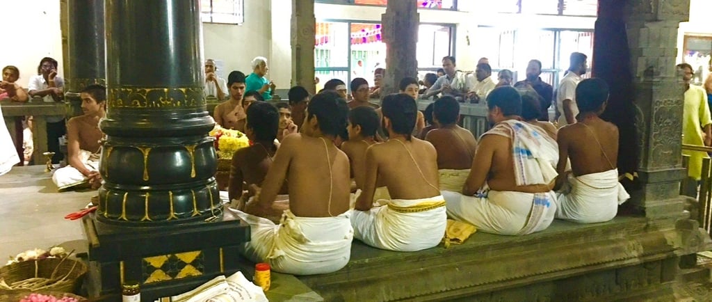 eine Gruppe junger Mönche im indischen Ashram