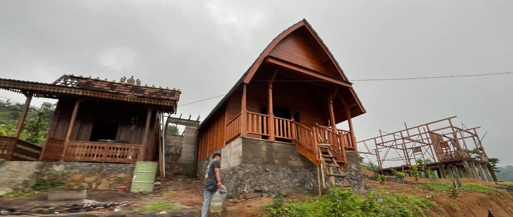 ide vila tanah miring, vila dengan pemandangan indah, desain vila unik, vila dengan privasi tinggi, basement vila, drainase t