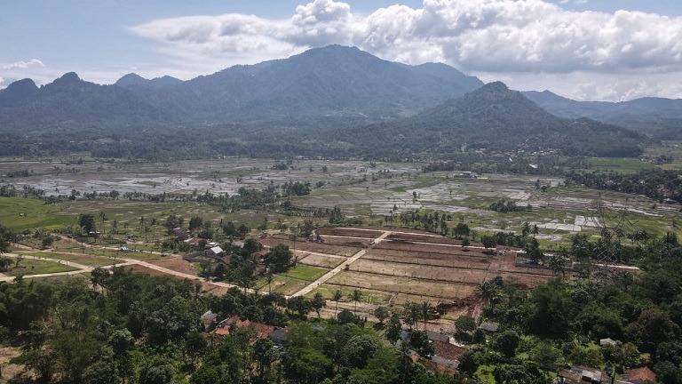 Pemandangan perbukitan hijau yang luas di tanah kavling Nuansa Alam Golden View Bogor Timur