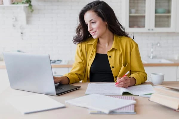Uma mulher trabalhando com seu laptop