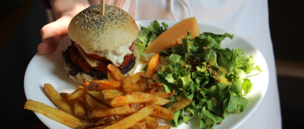 Burger végétarien du restaurant grenoblois Le Café Vélo