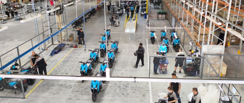 Vista aérea da linha de montagem da DBS Indústria no Polo Industrial de Manaus, com motocicletas elé