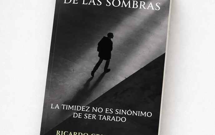 Spanish book cover for Más Allá de las Sombras by Ricardo Cruz Murcia featuring a silhouette in shadows.