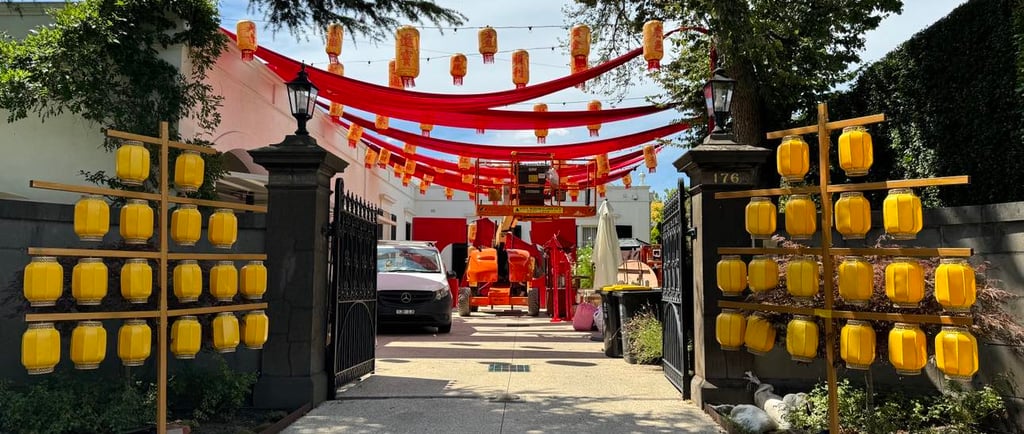 lanterns blue and red