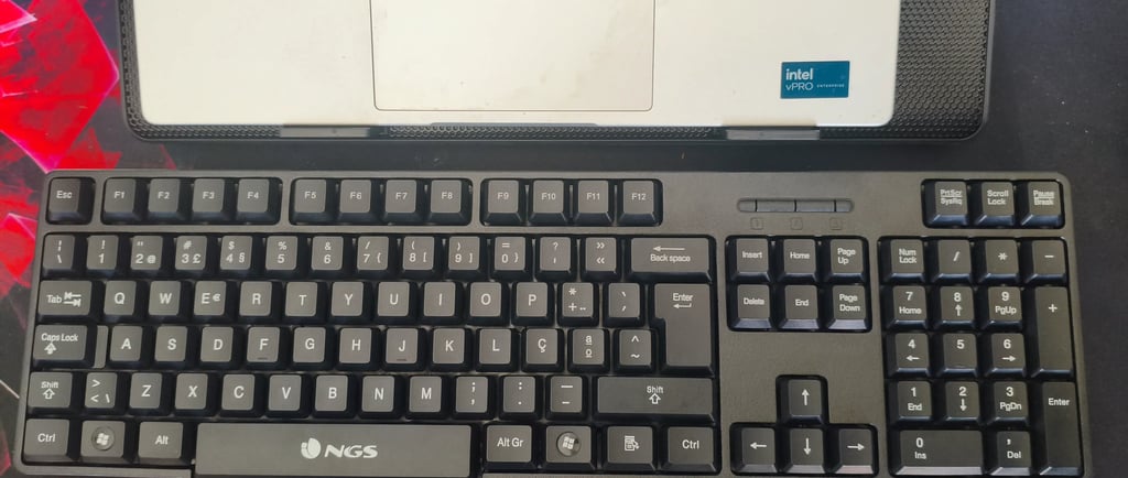 Teclado wireless NGS com layout português completo e teclado numérico