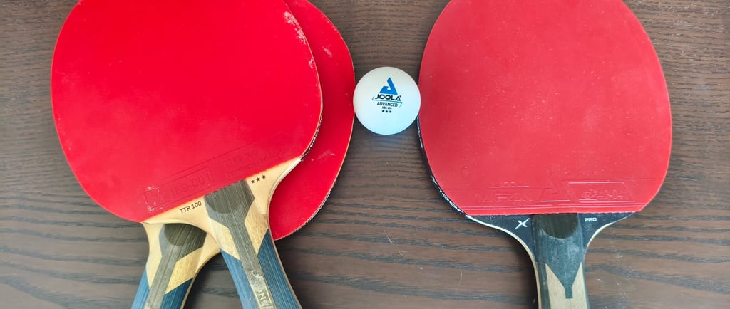 Análise de durabilidade e aderência em raquetes de ténis de mesa com bola branca Joola.