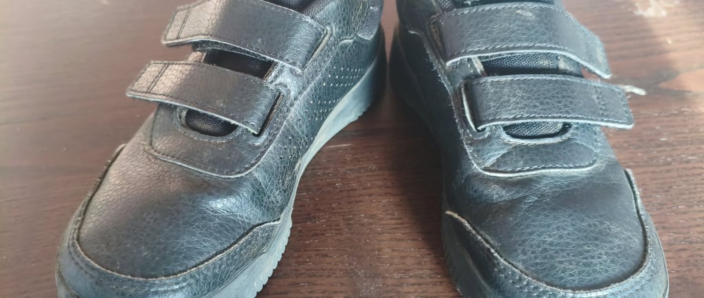 Análise de durabilidade e desgaste de sapatilhas pretas escolares com velcro após testes de uso diár