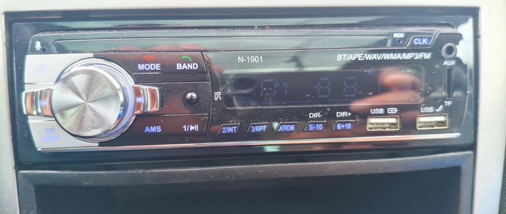 Análise das entradas USB, ranhura para cartões MicroSD e ecrã digital do auto-rádio N-1901.