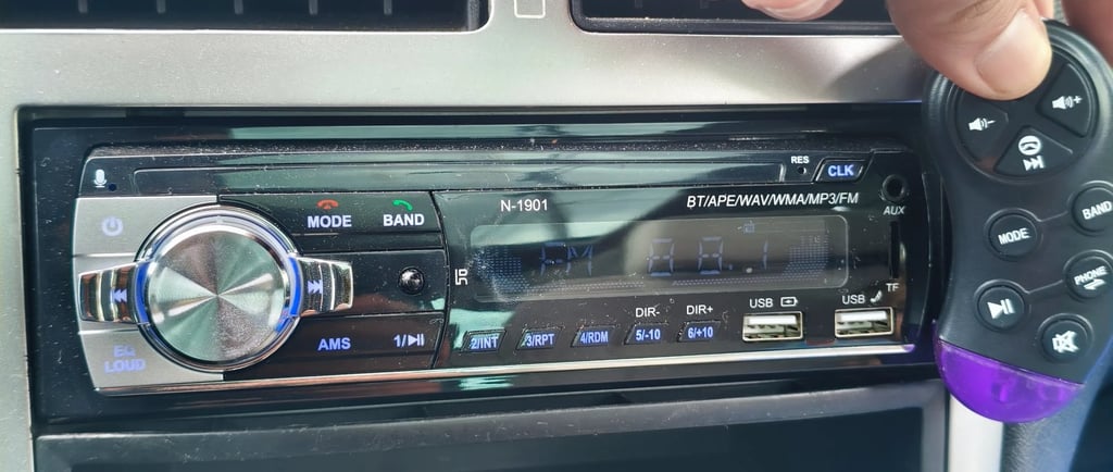 Análise de funções Bluetooth e emparelhamento no auto-rádio N-1901 de 1 DIN com comando de volante.