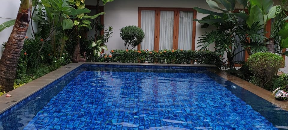 kolam renang minimalis