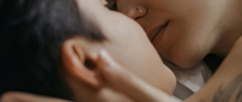 Gros plan sur deux femmes sur le point d'échanger un baiser.