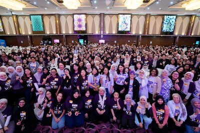 Biruntha Mooruthi bersama peserta Women Industry Network (WIN) Kohort Ke-12 pada majlis pelancaran p