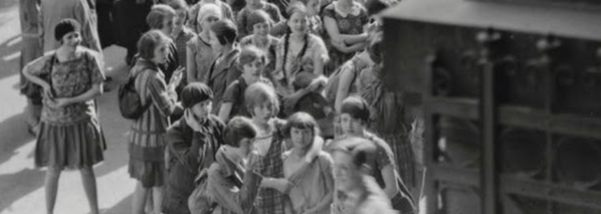 Black and white image of school children, Berlin, 1925