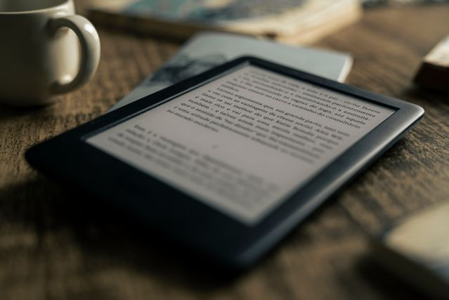 Foto de um tablet sobre uma mesa