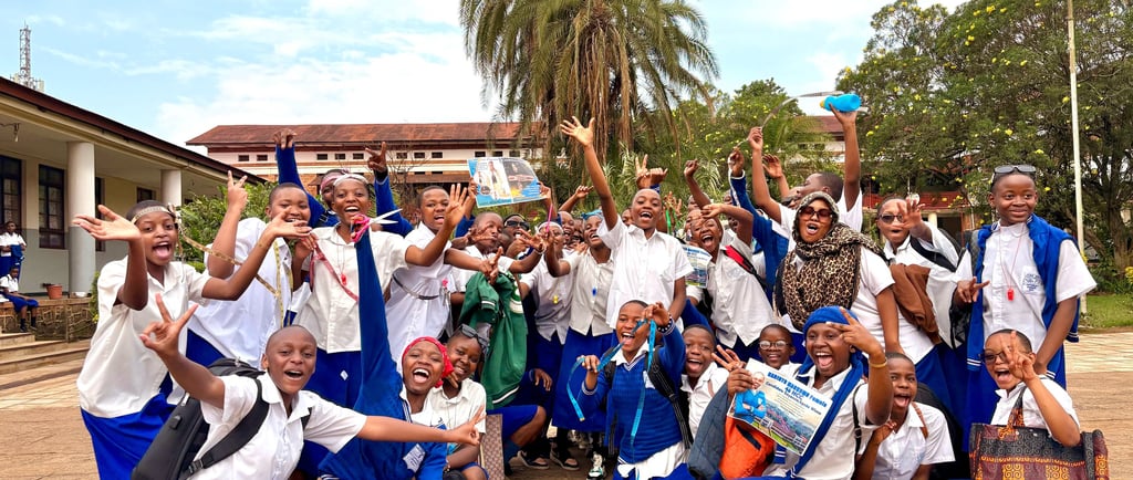 Elèves du Lycée Wima dans la cour intérieure, Décembre 2025