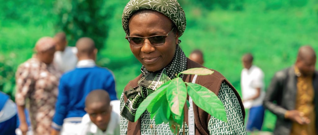 Révérende Soeur Antoinette Shakanya, plantant un arbre avec les élèves, le 5 Décembre 2025