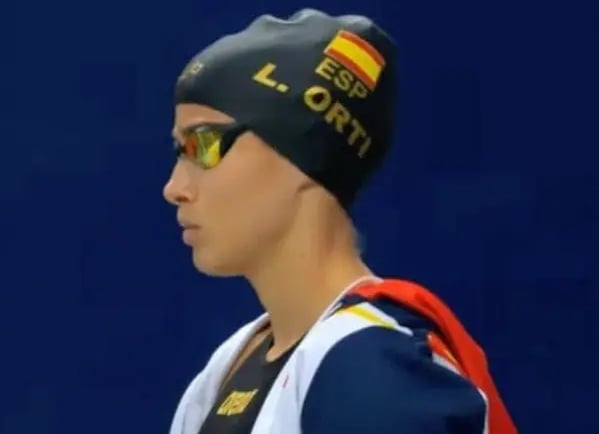 Nadadora del club valenciano de natación compitiendo con españa