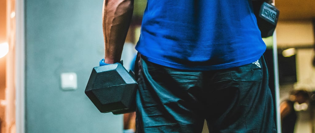 Pessoa realizando exercício de musculação com foco em hipertrofia muscular