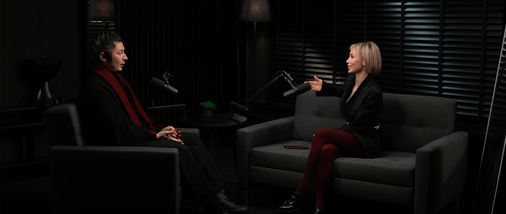 Процесс записи подкаста в студии с атмосферным темным фоном #ЧЕРНОЕНАЧЕРНОМ