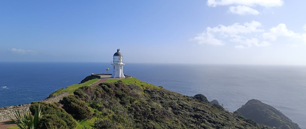 Faro de Cape Reinga en Nueva Zelanda con vistas al mar y soleado