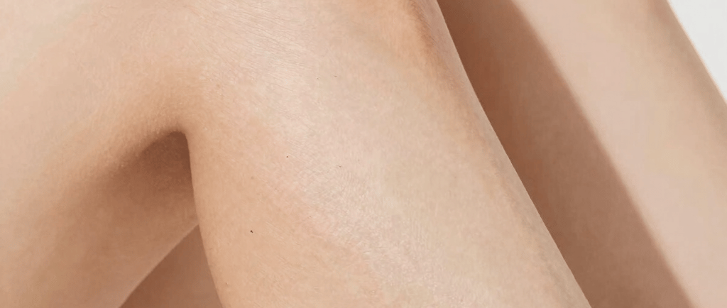 If you’ve ever noticed tiny dark dots on your legs (especially after shaving), you’re not alone. Thi