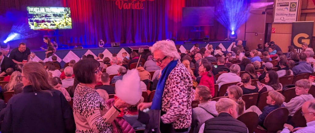 Zirkus in Kleinmachnow. Alte und Junge warten gespannt auf den Beginn der Vorstellung.