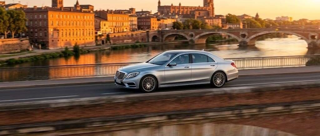 Berline premium en cours de convoyage devant un monument emblématique de Toulouse pour Convoi-RM.