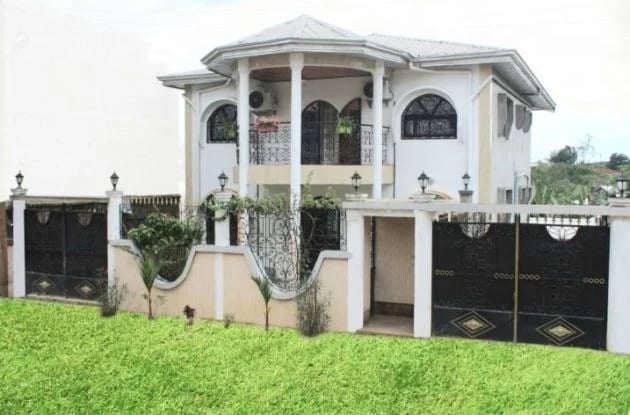 magnifique villa blanche à Yaoundé