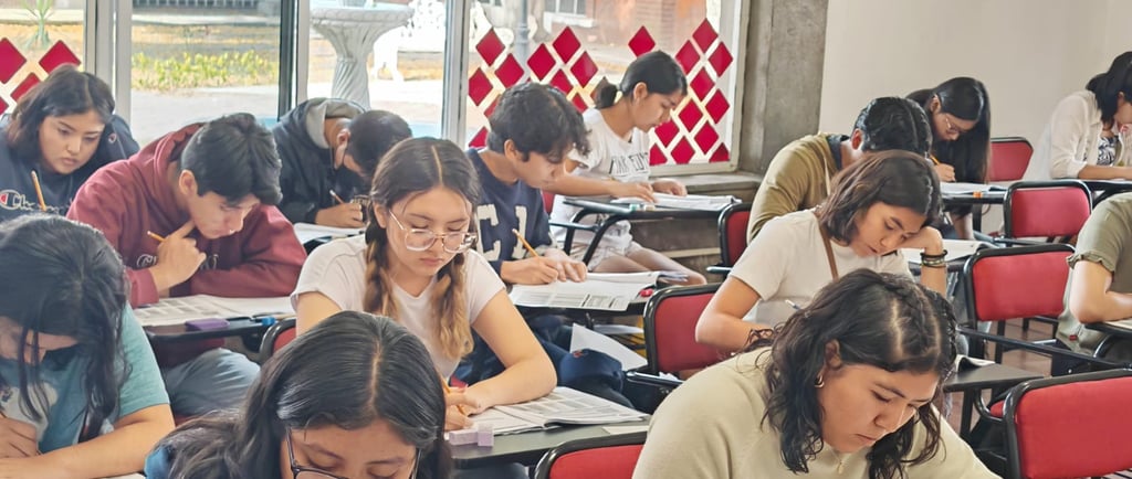 Estudiantes en plena concentración durante el Examen Simulacro de Ingreso a la BUAP