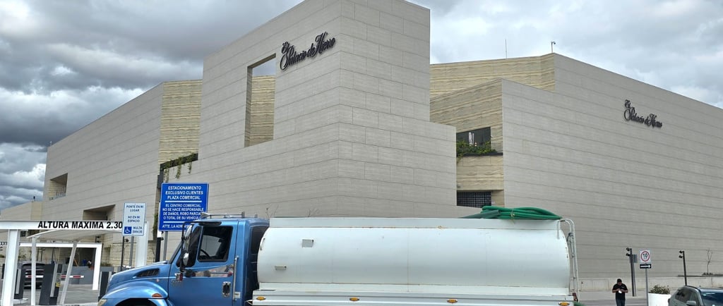 servicio de pipa de agua 24/7 con previa reservación, proporcionando agua 100% potable con entrega r