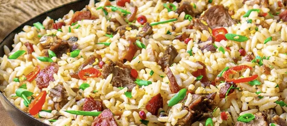 arroz carreteiro caseiro bem temperado com carne e arroz soltinho
