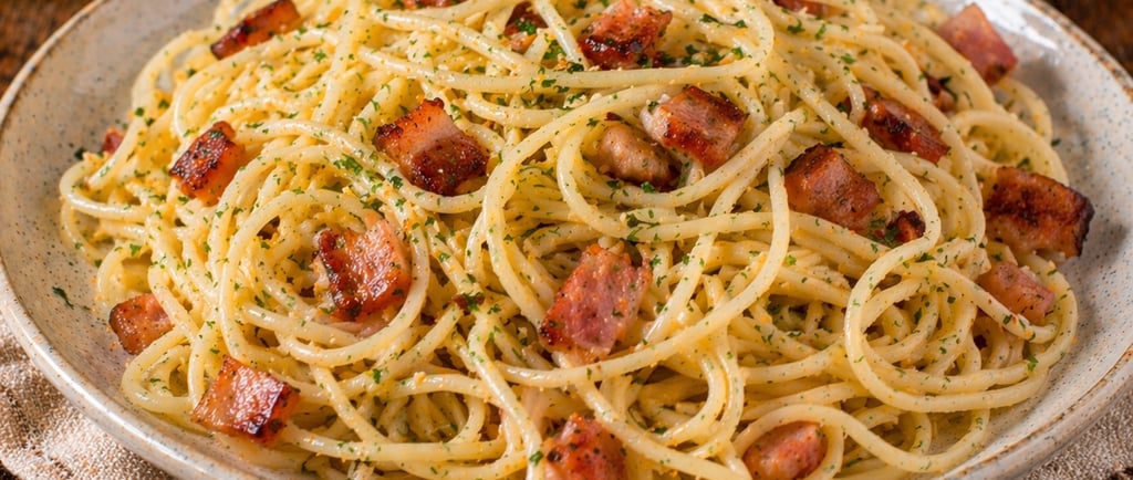 macarrão alho e óleo com bacon simples e barato caseiro