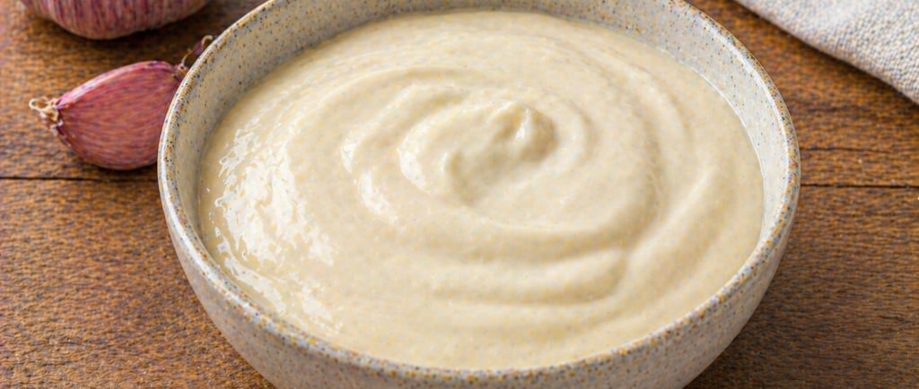 patê de alho cremoso caseiro com textura lisa natural