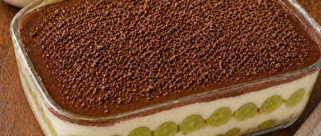 surpresa de uva cremosa com chocolate e creme em travessa