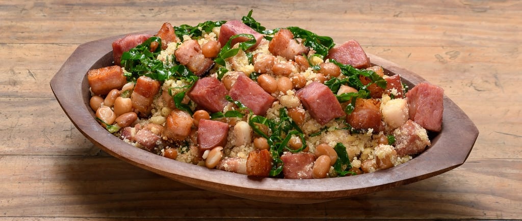 feijão tropeiro caseiro bem temperado com bacon e calabresa