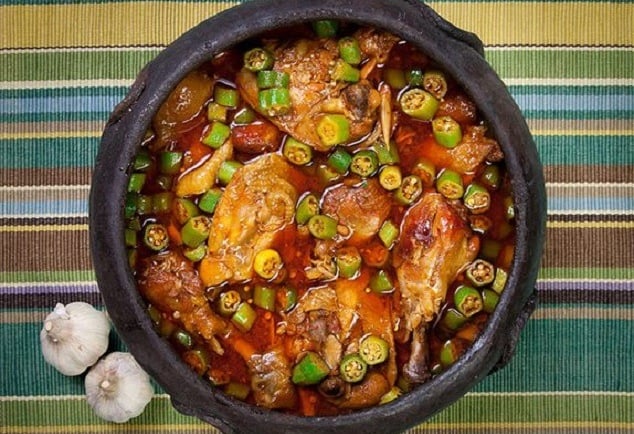 frango com quiabo bem temperado com aparência caseira