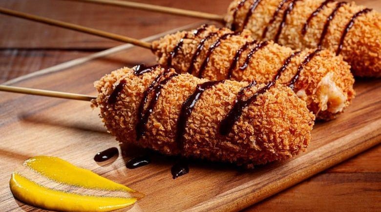 hot dog coreano crocante com massa dourada e queijo