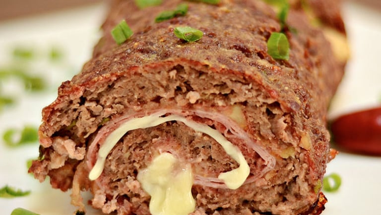 rocambole de carne moída recheado com queijo e presunto suculento