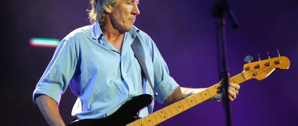 Roger Waters joue de la basse lors d'un concert