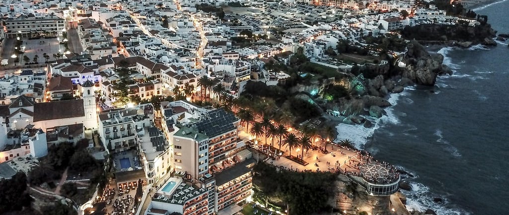 Nerja Balcón de Europa desde el Aire de noche