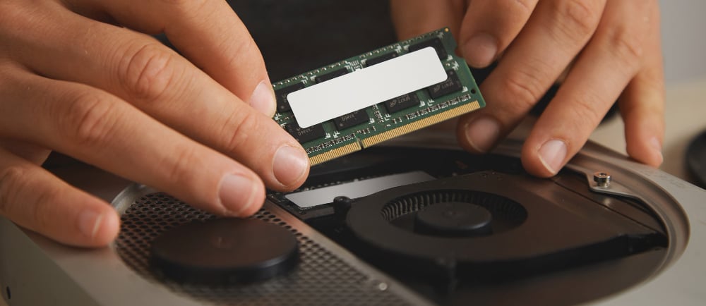 bublikhaus - Freepik - profissional fazendo upgrade de memoria em pc