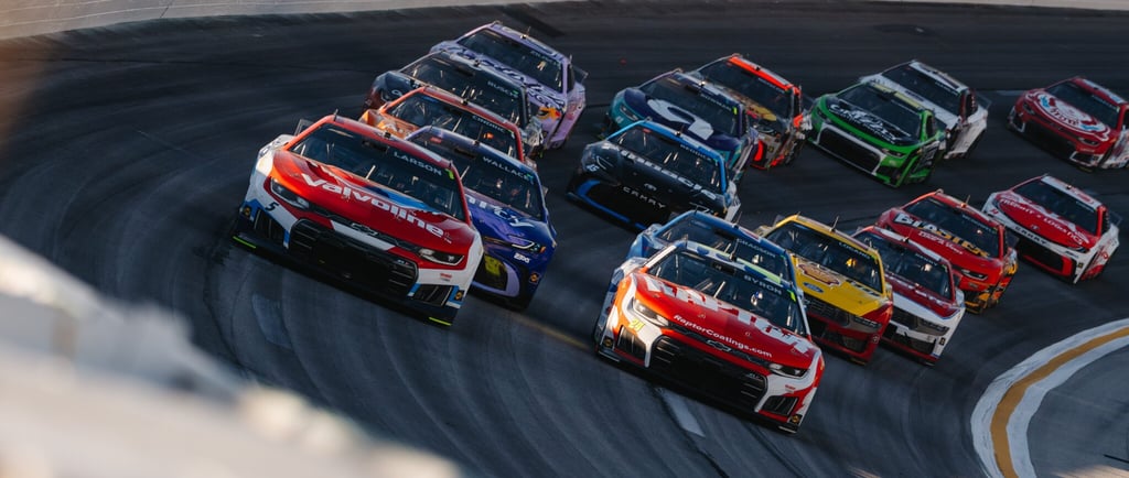 Tyler Reddick Vence em Atlanta: Segundo Triunfo Consecutivo em Corrida Caótica com Dupla Prorrogação